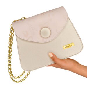 bolso con tapa y cadena dorada
